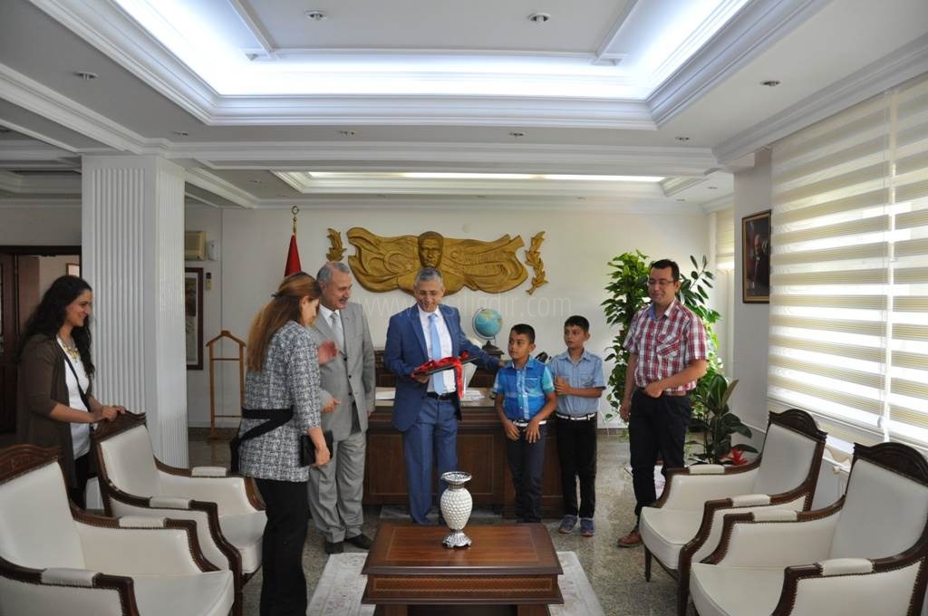FOTOĞRAF YARIŞMASI TÜRKİYE BİRİNCİSİ VALİ ALPMANI MAKAMINDA ZİYARET ETTİ