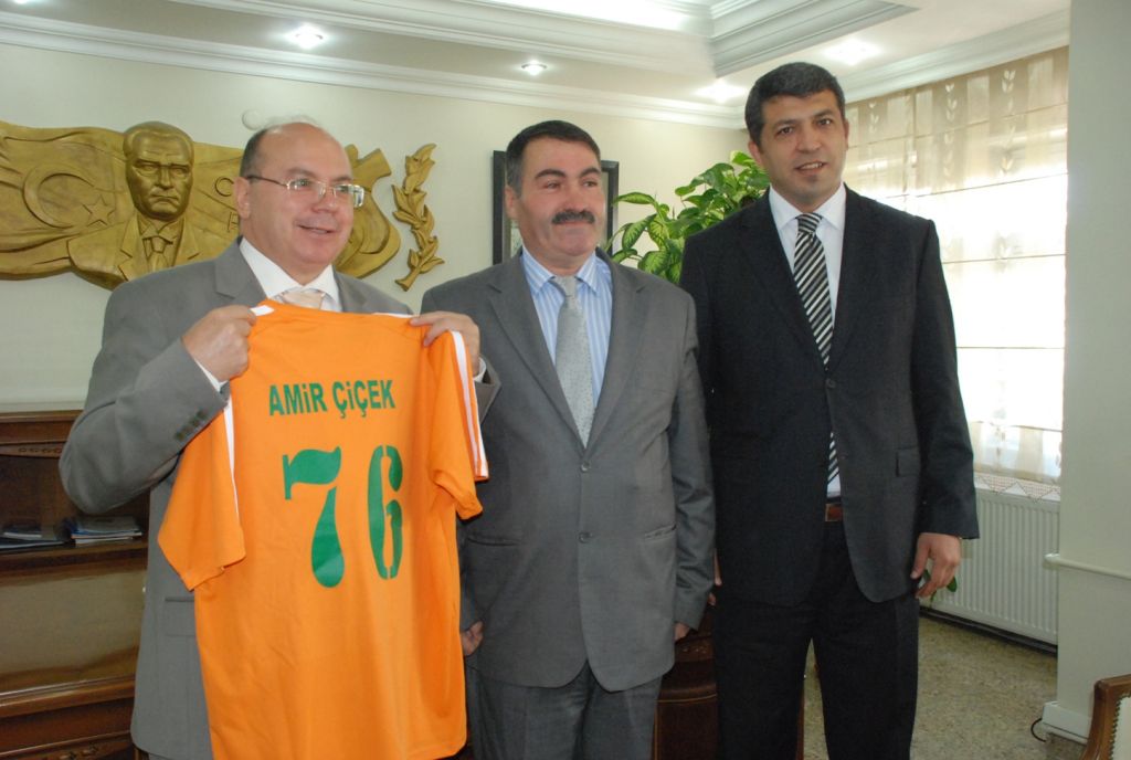 Öz Iğdır Spor Kulübü'nden Vali Çiçek'e Kulüp forması
