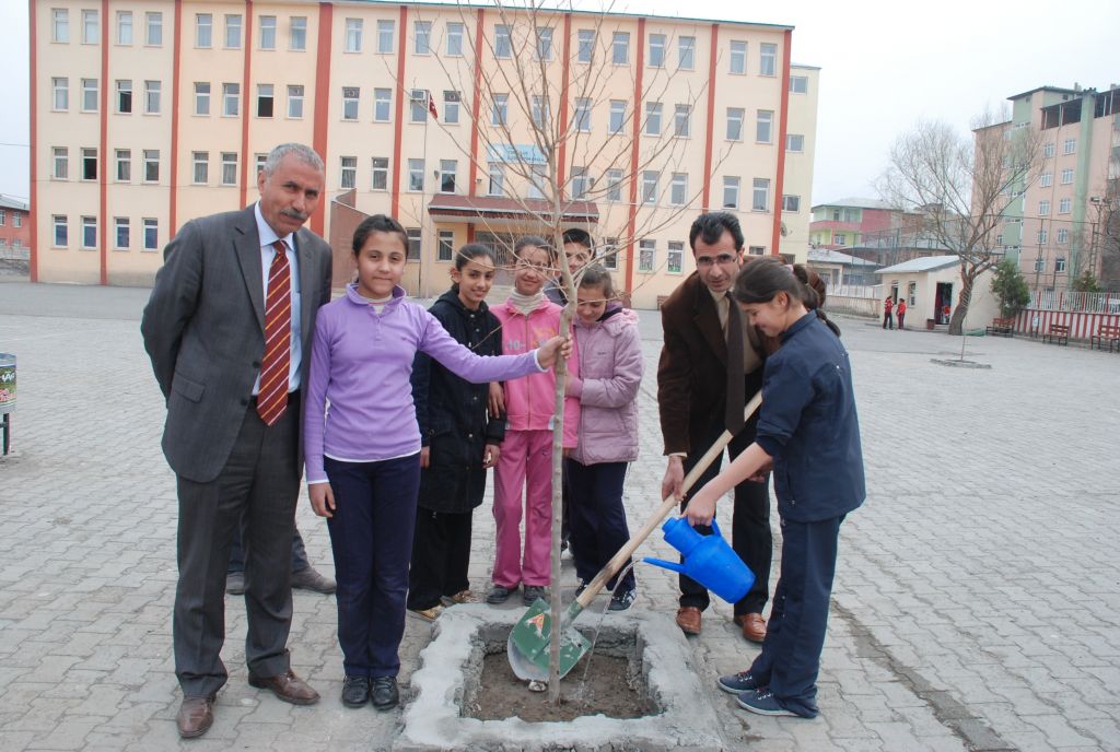 Öğrenciler Baharın Gelişini Fidan Dikerek Karşıladılar
