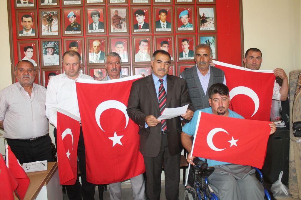 Bayrak İndirmeye Tepkiler Sürüyor