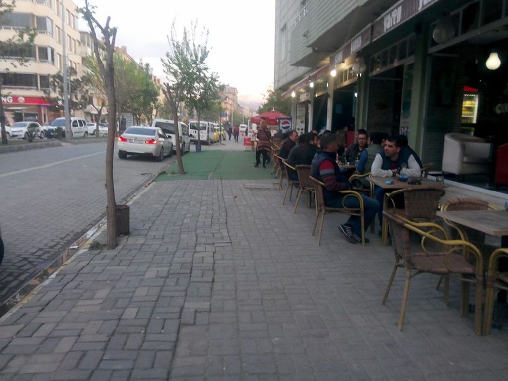 Valilik Yolunda Kaldırımlar Boşaltıldı