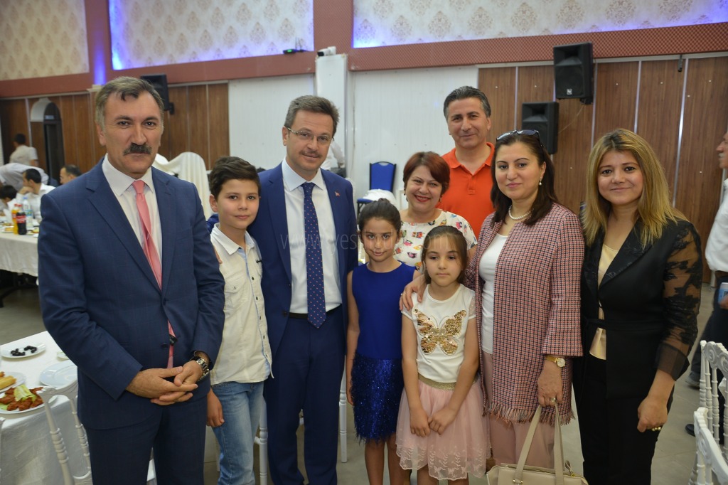 Iğdır İl Özel İdaresi personelleri için salon Bahu'da iftar yemeyi verildi