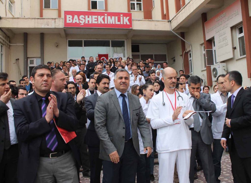 Sağlık Çalışanları Doktorun Darp Edilmesini Protesto Etti