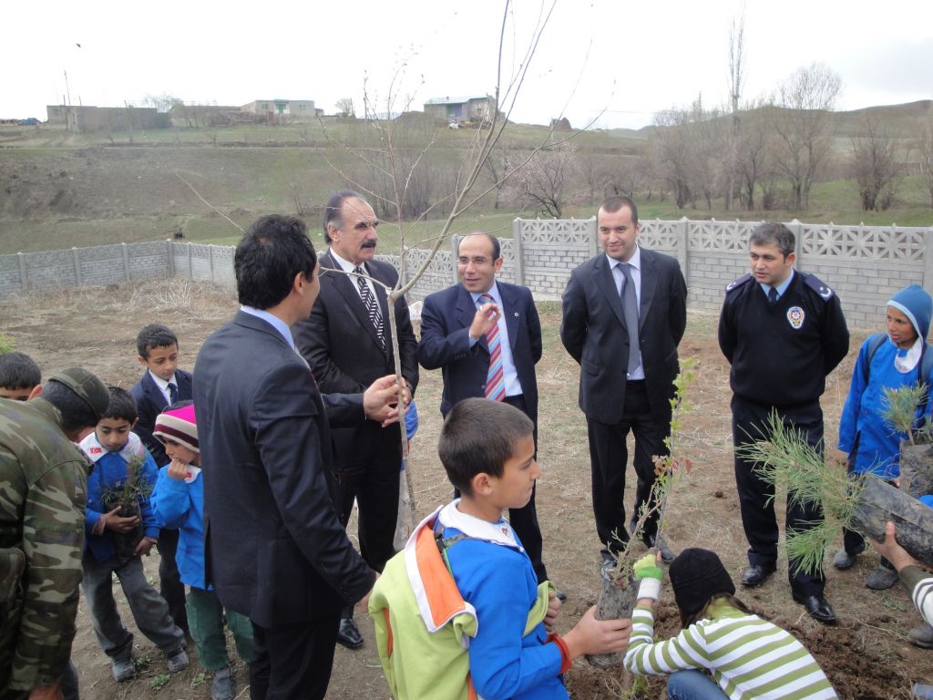 Tuzluca İlçesinde fidan dikimi
