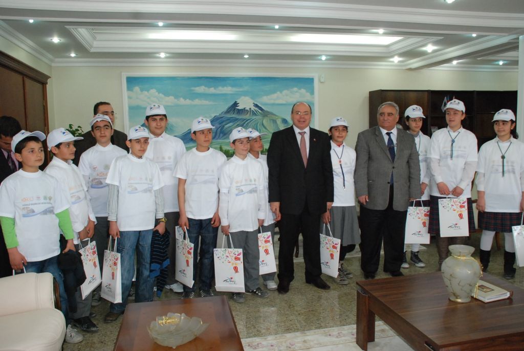 Vali Amir Çiçek Başarılı Öğrencileri Kabul Etti