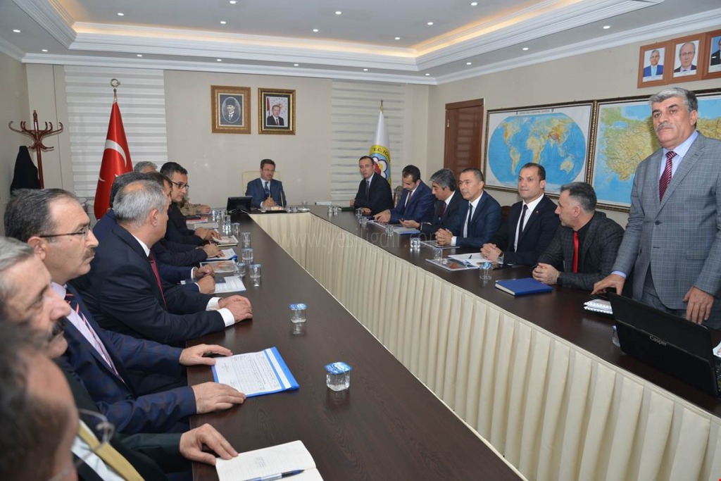 VALİ ENVER ÜNLÜ BAŞKANLIĞINDA KIŞ TEDBİRLERİNE YÖNELİK TOPLANTI GERÇEKLEŞTİRİLDİ
