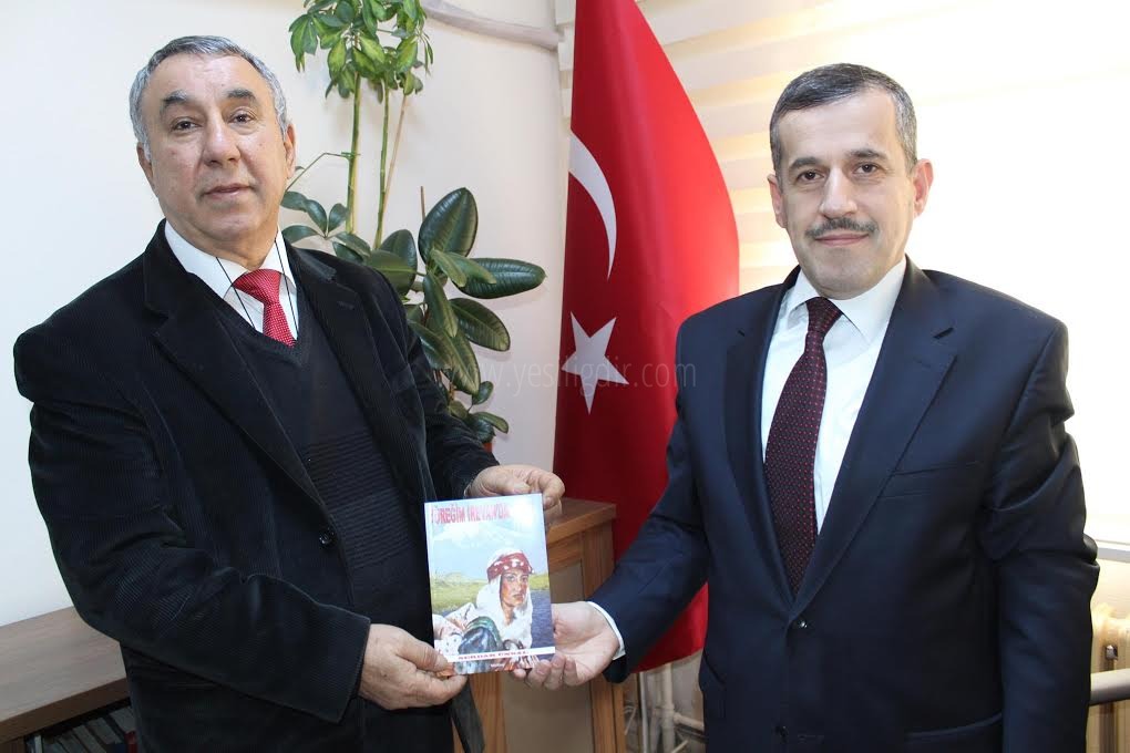 Ünsal Yüreğim İrevanda Kaldı Romanını Iğdır İl Sosyal Etüt Ve Proje Müdürü Sami Çermike Hediye Etti