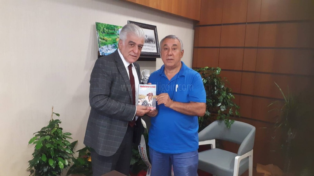 ÜNSAL YÜREĞİM İREVANDA KALDI ROMANINI ŞAMİL AYRIMA HEDİYE ETTİ