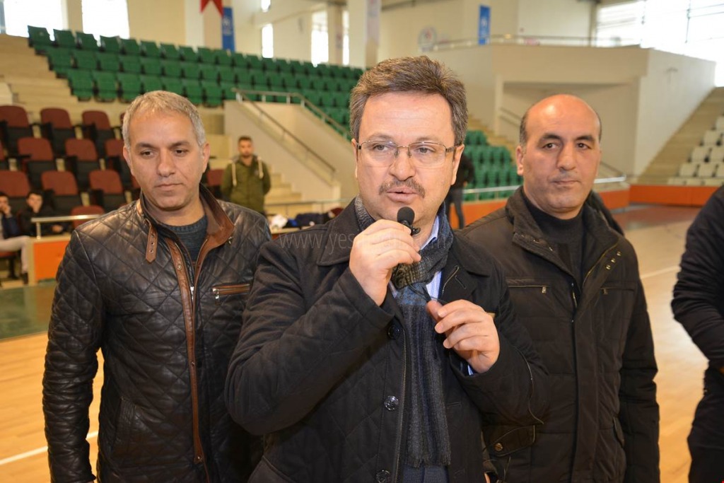 VALİ ÜNLÜ MAHALLİ LİG FİNAL MAÇINI İZLEDİ