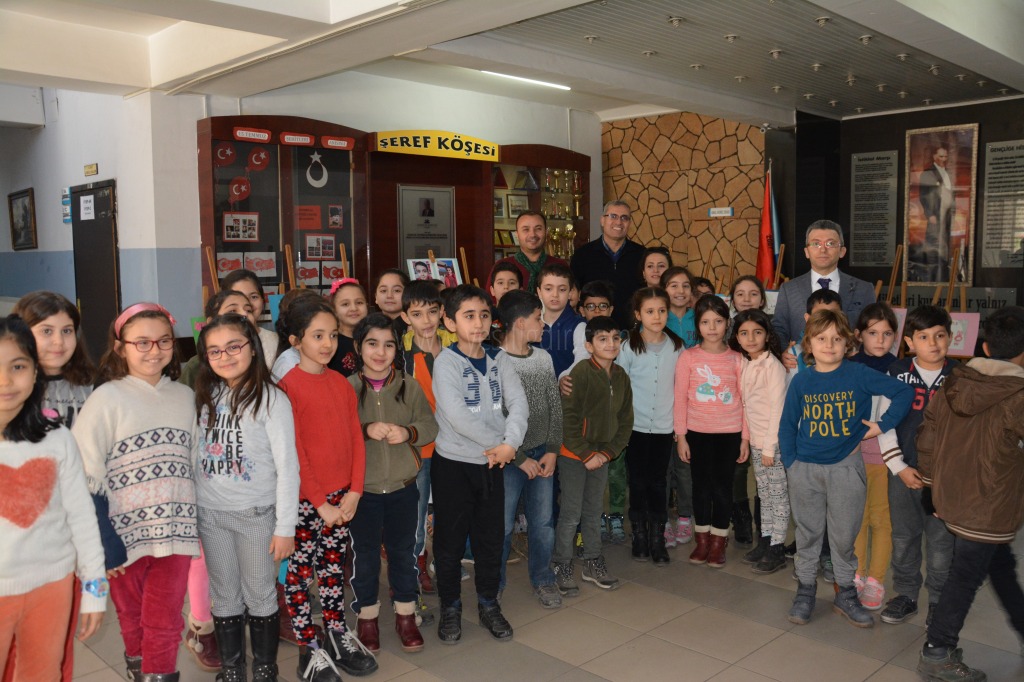 Minik öğrenciden resim sergisi