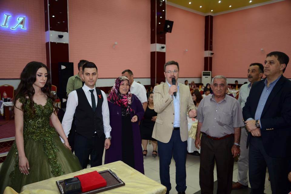 VALİ ÜNLÜ POLİS MEMURUNUN KINA GECESİNE KATILDI