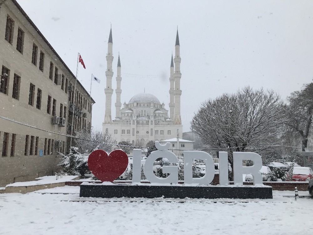 Iğdırda kar yağışı ve soğuk hava devam ediyor