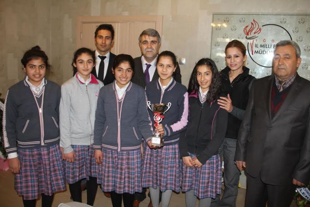 Masa Tenisinde İl Birincisi Öğrencilerden Müdür Aydın'a Ziyaret