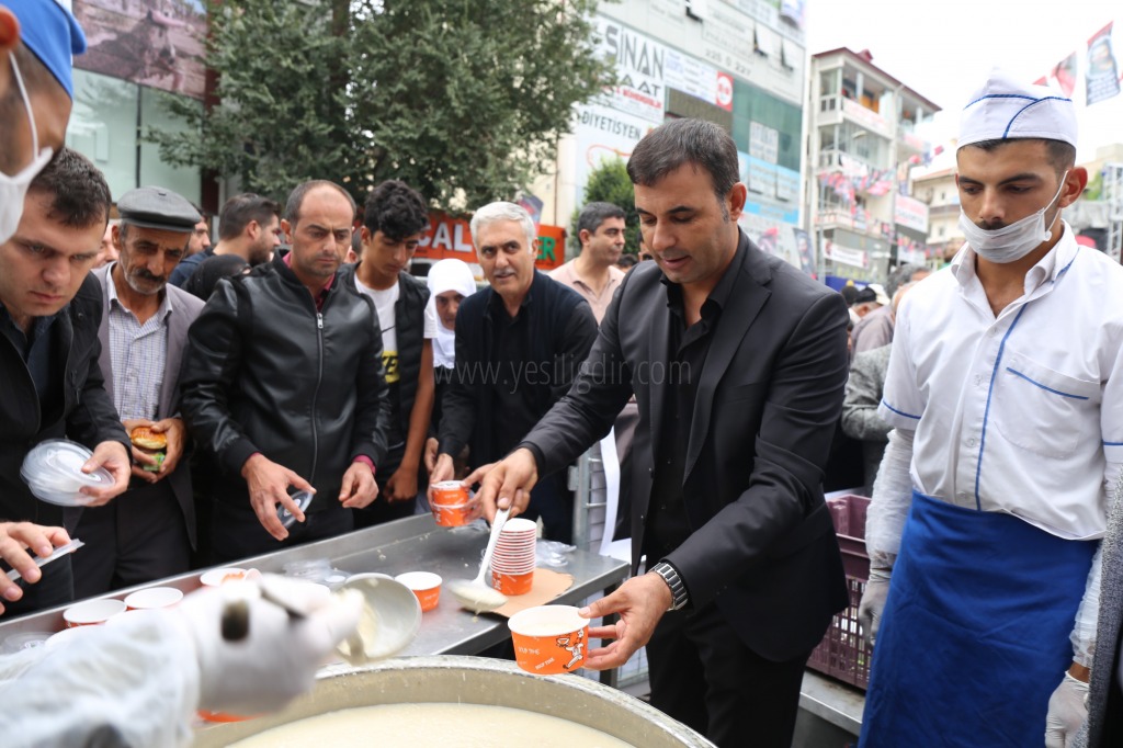 IĞDIR BELEDİYESİ AŞURA GÜNÜ NEDENİYLE VATANDAŞA ÇORBA İKRAM ETTİ