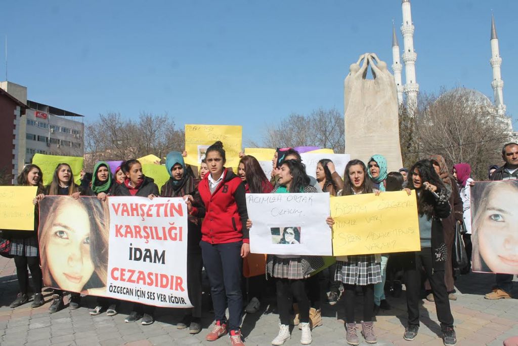 Iğdırda Özgecan İçin Bayanlar Erkekler Yürüdü