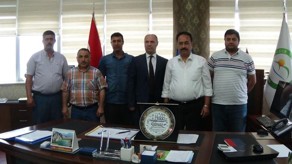 Belediye İş Sendikasından Rektöre Plaket