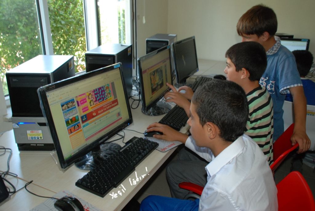 Iğdır Emniyet Müdürlüğü Sokakta Çalışan Çocukları Bilgilendirildi