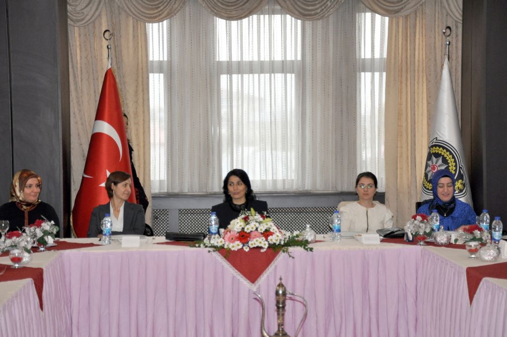 Bayan Pek Kurum Amirlerinin Eşleri ile Bir Araya Geldi
