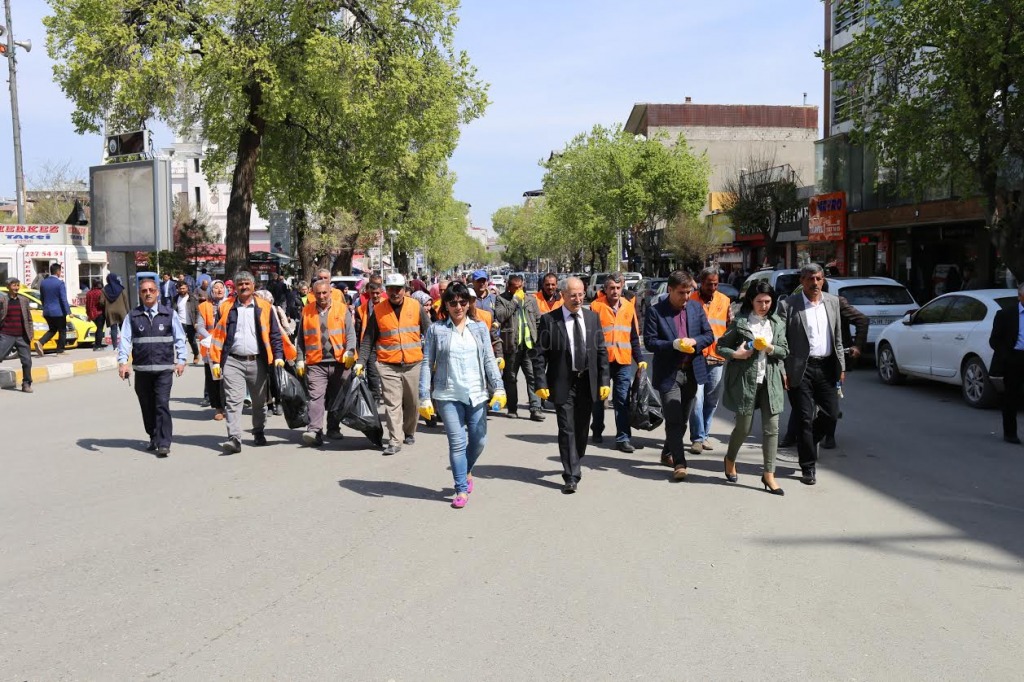 IĞDIR BELEDİYESİNDEN ŞEHİR MERKEZİNDE TEMİZLİK ÇALIŞMASI