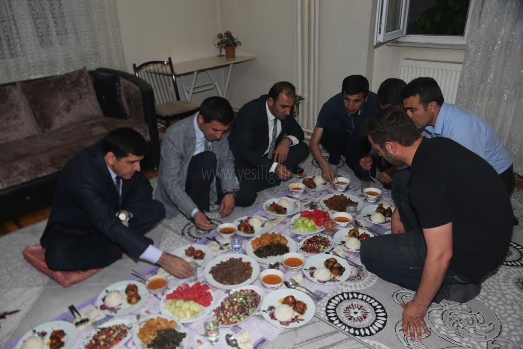 Rektör Alma Öğrenci Evinde İftar Açtı