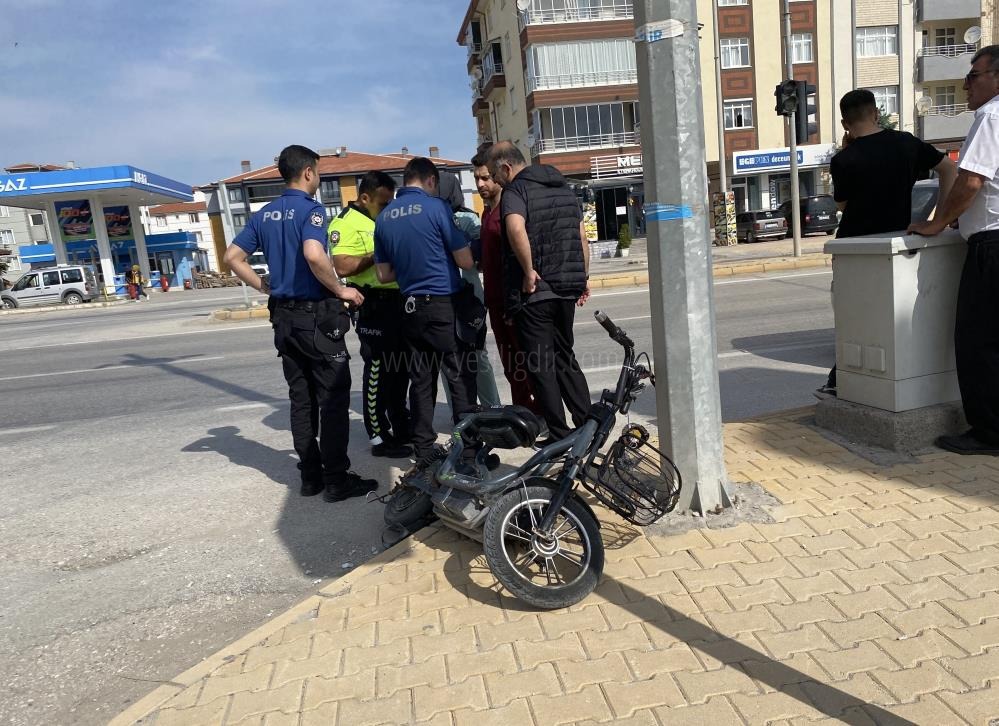 Elektrikli bisiklet ile otomobil çarpıştı 1 yaralı