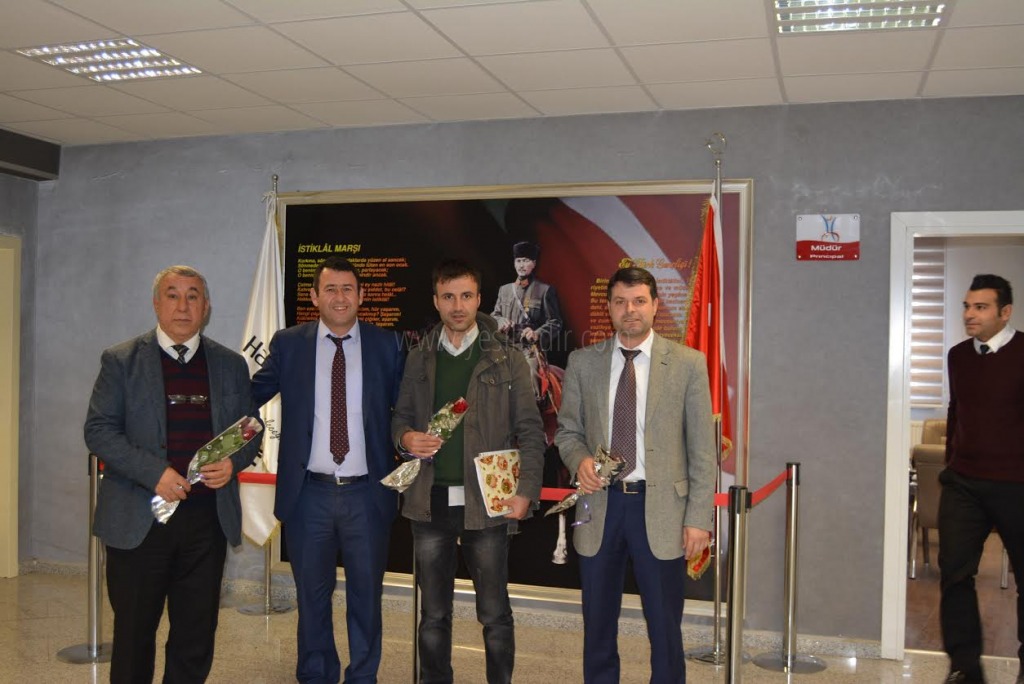 HAZAR KOLEJİNDEN ÖĞRETMENLERE ÇİÇEK
