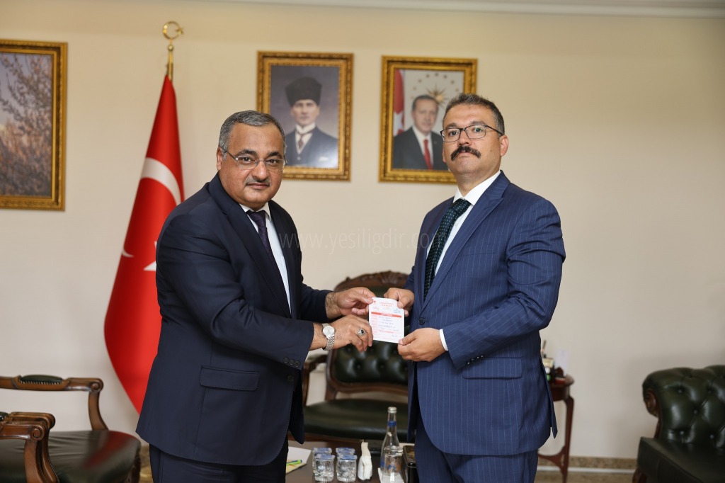 Vali Ercan Turan kurban vekletini Türkiye Diyanet Vakfına verdi