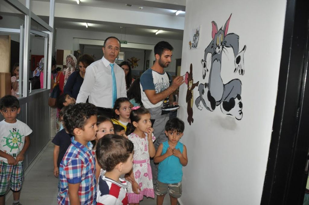 Iğdır MHüsnü Özğeğin Anaokulunun İç duvarları rengarenk boyanarak süslendi