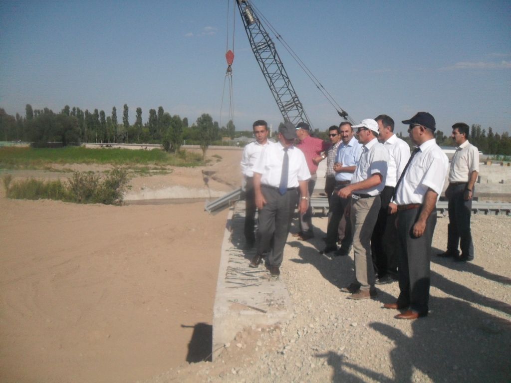 Vali Çiçek Havaalanı İnşaatında İncelemelerde Bulundu