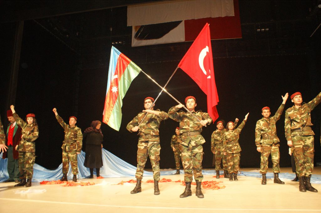 İrevan Devlet Tiyatrosu'na Yoğun İlgi