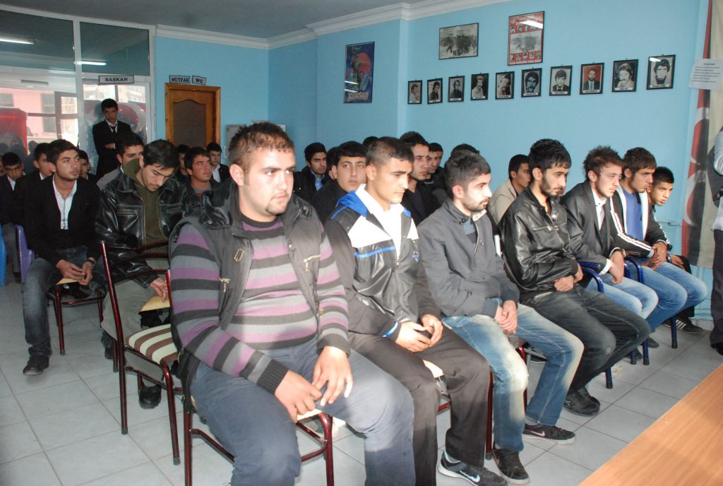 Iğdır Ülkü Ocakları Dergisi temsilciliğinden Vanlı depremzedelere yardım