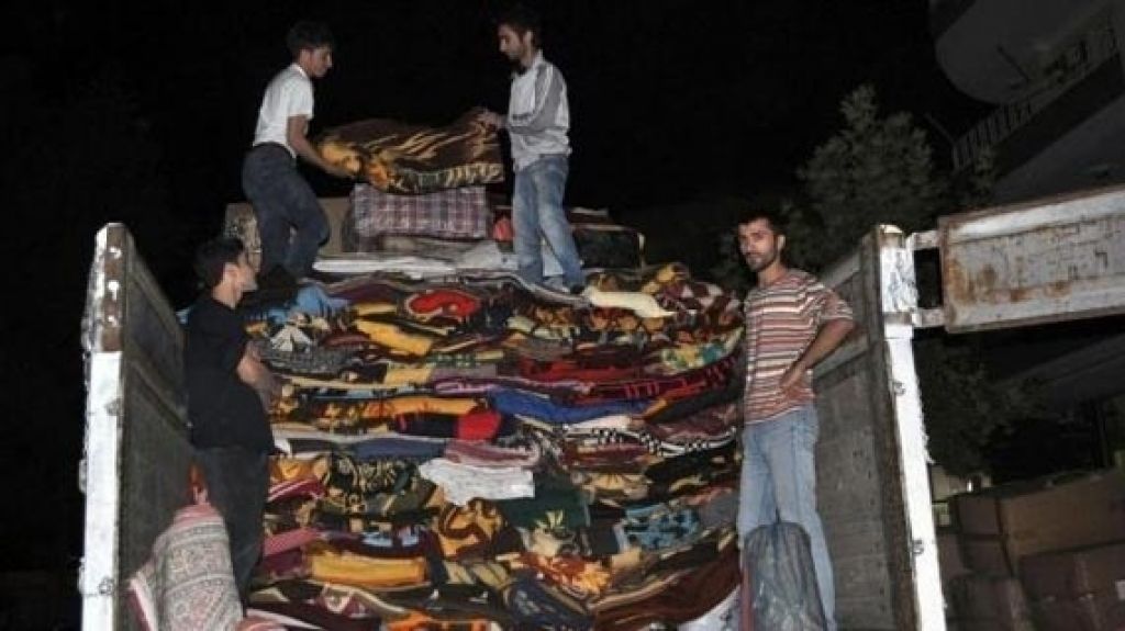 Azerbaycan deprem bölgesine ilk dış yardımı gönderen ülke oldu