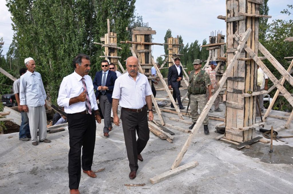 Vali Ahmet Pek Yüzbaşılar Köyündeki Cami İnşaatını Ziyaret Etti