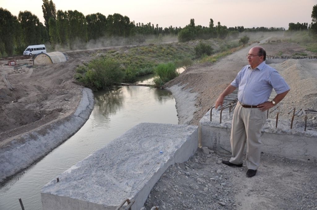 Vali Çiçek Organize Sanayi Bölgesinde Ünit ve Havaalanı Yol Çalışmalarında İncelemelerde Bulundu
