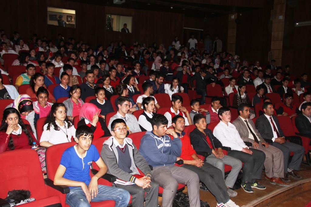 Iğdırda İbret İsimli Tiyatro Oyunu Öğrencilerle Buluşturuldu