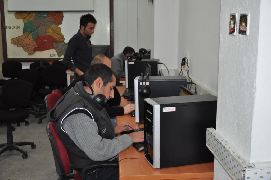 Yarı Görme Engellilere Bilgisayar Kursu