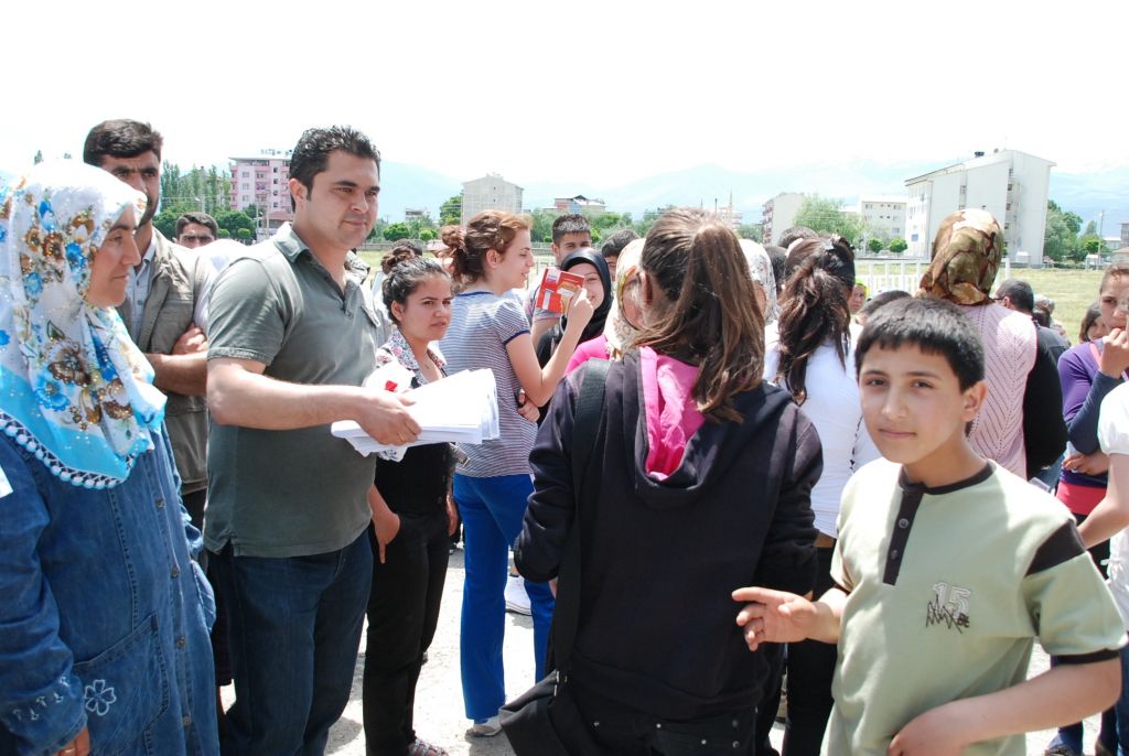 SBS Sınavına Giren Öğrencilere 2 Bine Yakın Broşür Dağıtıldı