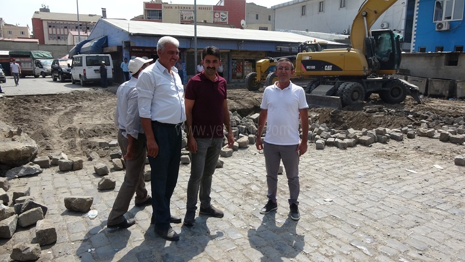 KALDIRIM VE YOL ÇALIŞMALARI HIZLA DEVAM EDİYOR