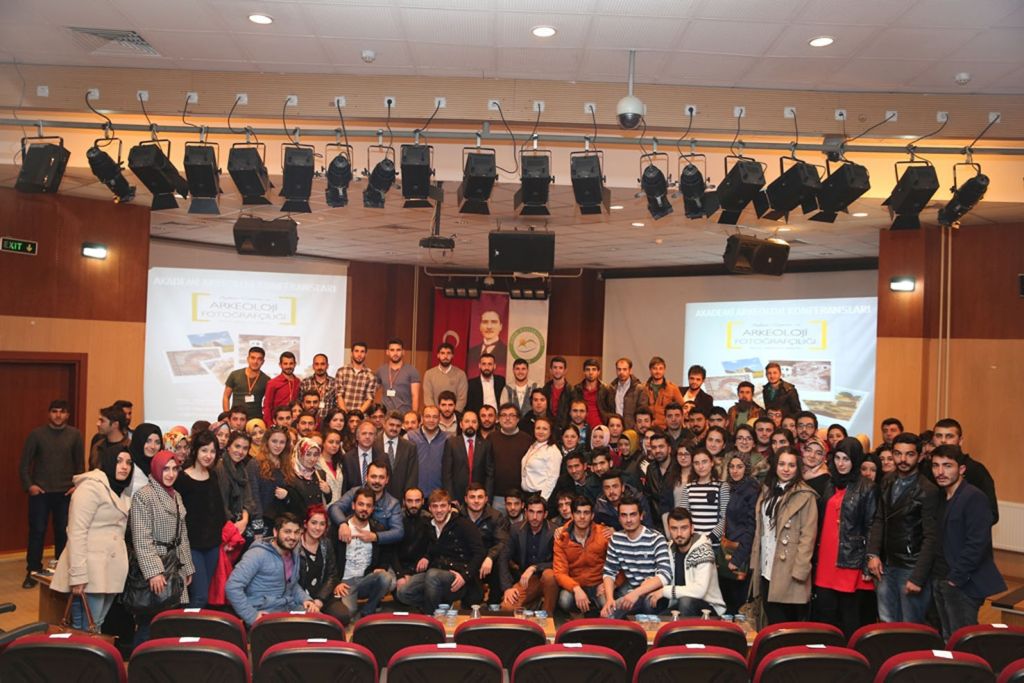 Akademi Arkeoloji Konulu Konferansa Yoğun İlgi