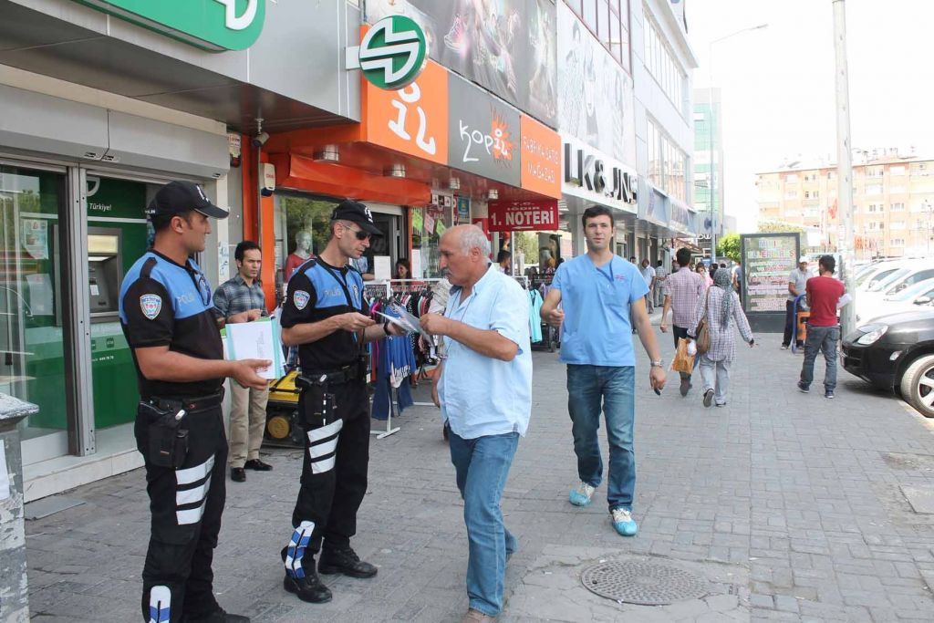 Iğdır Emniyet Müdürlüğünden Uyarıcı Broşür Dağıtıldı