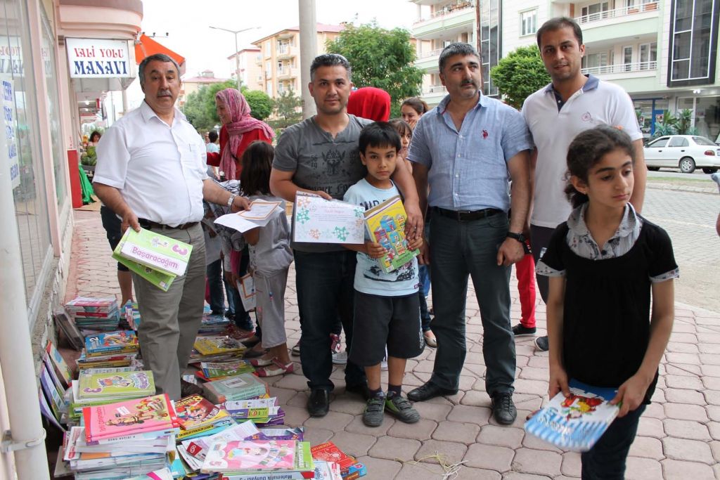 TAD Iğdır Şubesi Taktir ve Teşekkür Alan Öğrencilere Kitap Hediye Etti