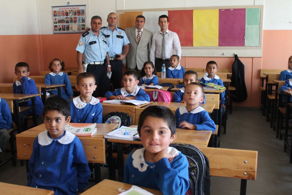 Iğdır Emniyeti Okullara Kırtasiye Malzemesi Dağıttı