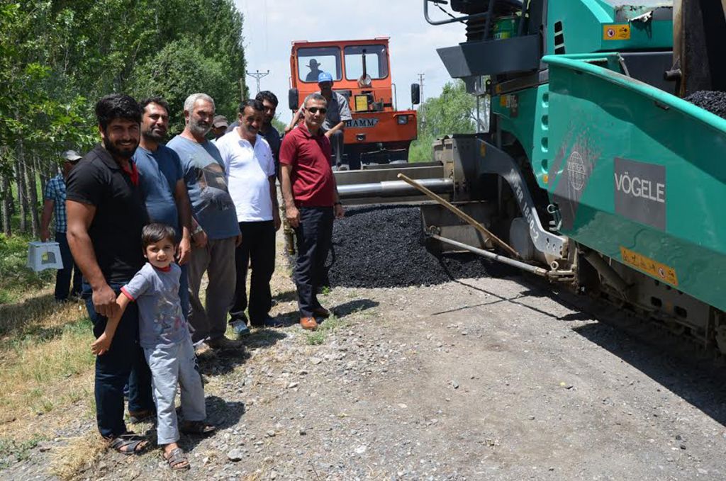 Asfalt Dökme ve Parke Döşeme Çalışmaları Devam Ediyor