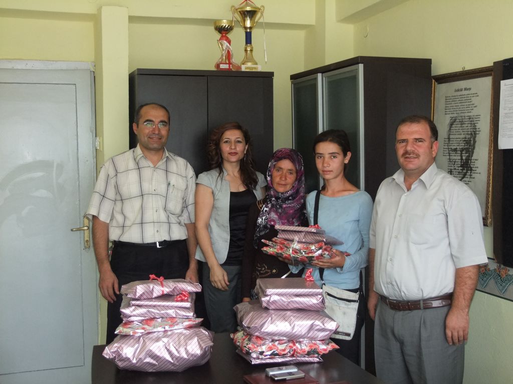 Okulun İlk Kayıt Olan Öğrencisine 500 TL Hediye Süprizi