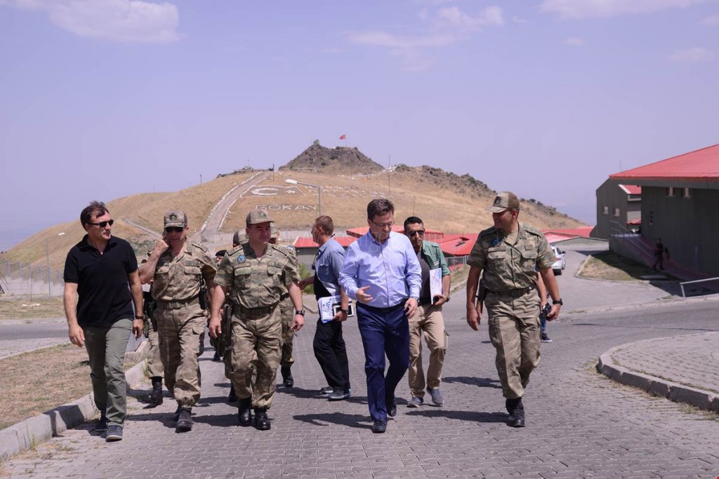 VALİ ÜNLÜ HAFTA SONU SINIR KARAKOLLARINDA İNCELEMELER YAPTI