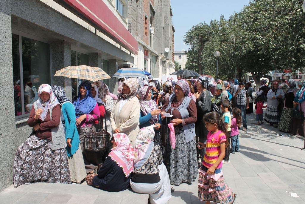Iğdır'da Çocuk Parası Kuyruğu