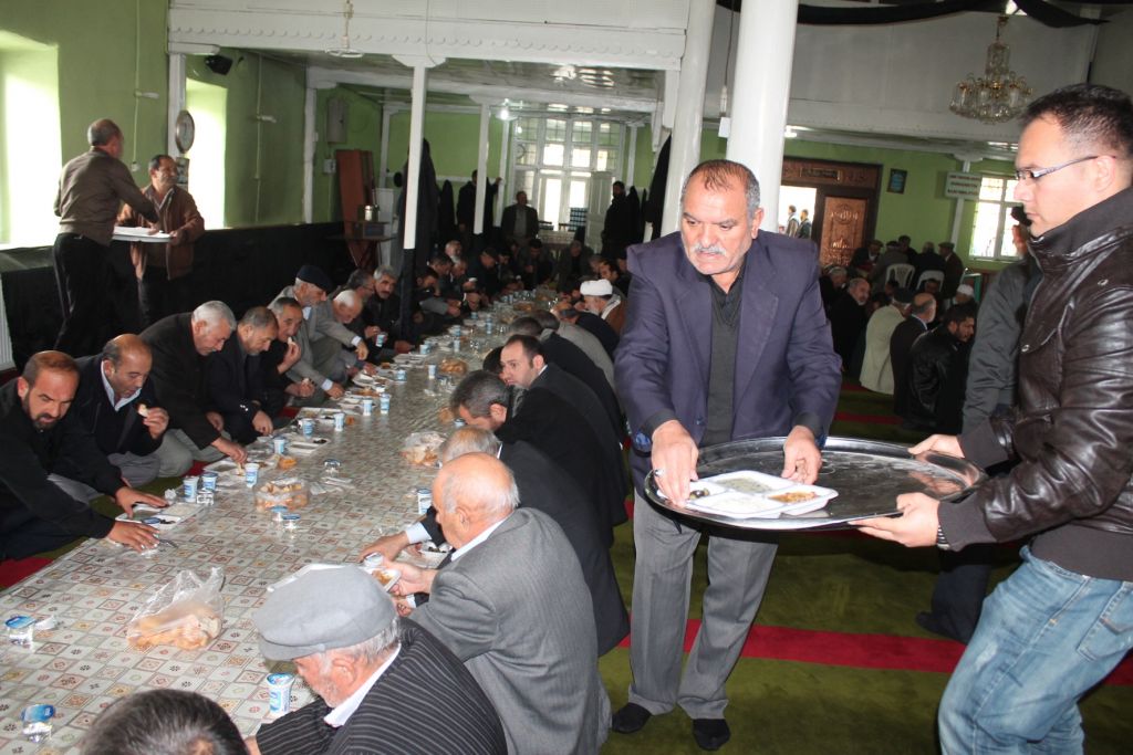 Iğdır'da Hz Hüseyinin şehit edilişinin 2 Günü nedeniyle yemek verildi
