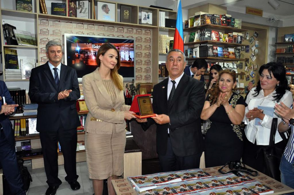 Taddefden Azerbaycanda Milletvekili Ve Gazetecilere Plaket