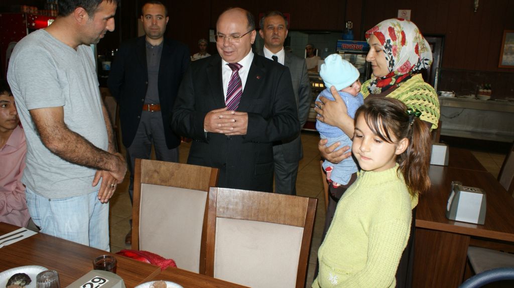 Iğdır Valisi Çiçek Depremzede Bebeğe Altın Taktı