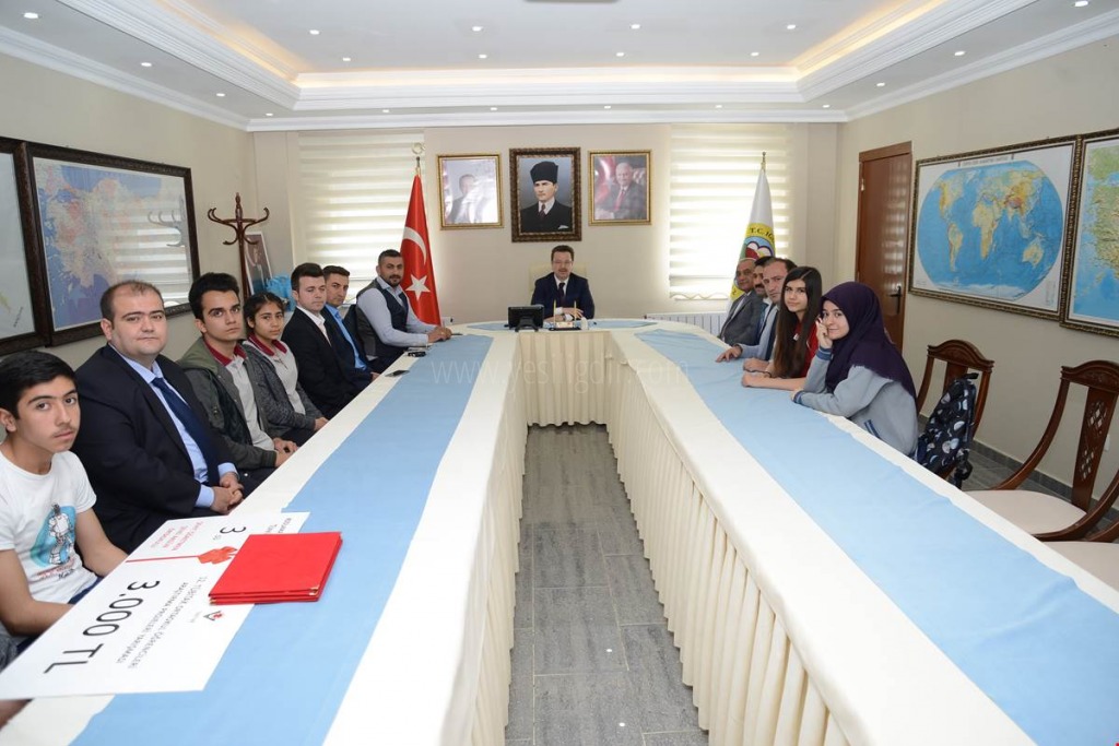 VALİ ÜNLÜTÜBİTAK YARIŞMASINDA DERECEYE GİREN ÖĞRENCİLERLE BİR ARAYA GELDİ